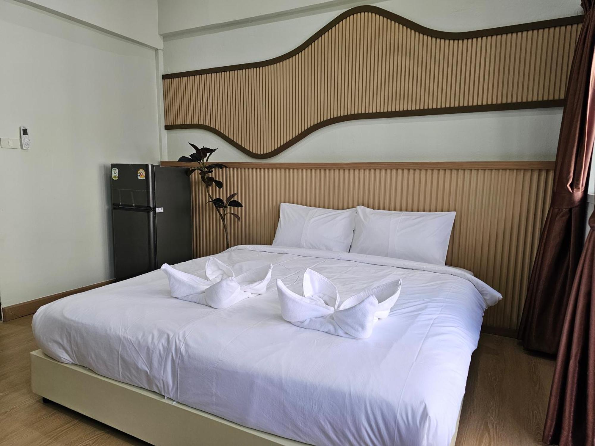 Lub Nai Hostel Patong Exterior photo