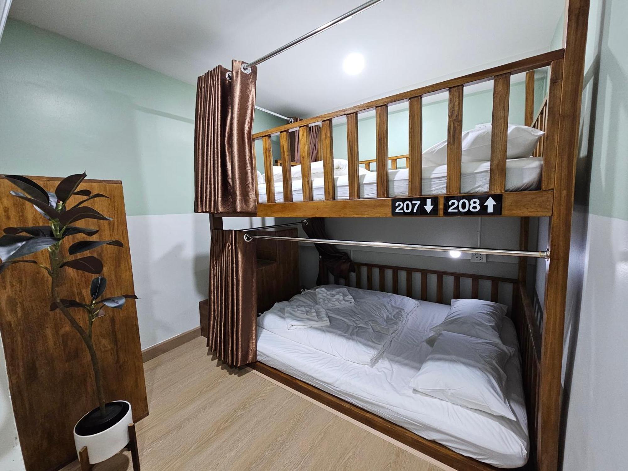 Lub Nai Hostel Patong Exterior photo